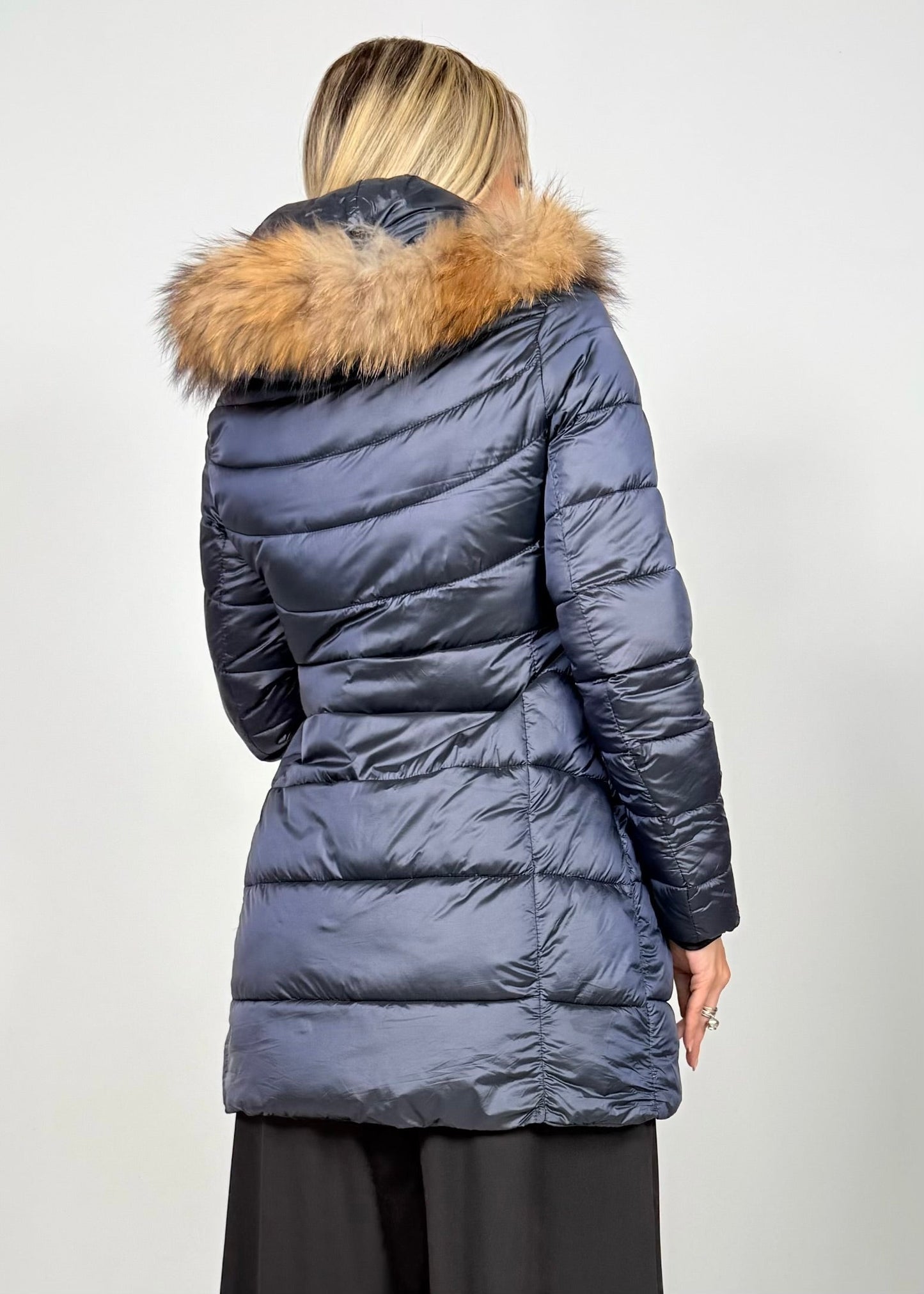 Chaqueta de Plumas con Capucha de Pelo: Elegancia y Máximo Abrigo