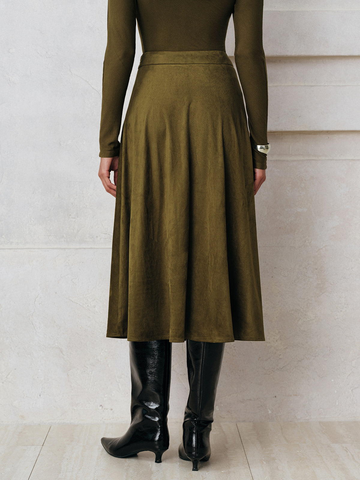 Falda Midi Efecto Ante: Elegancia Atemporal con una Silueta que Favorece