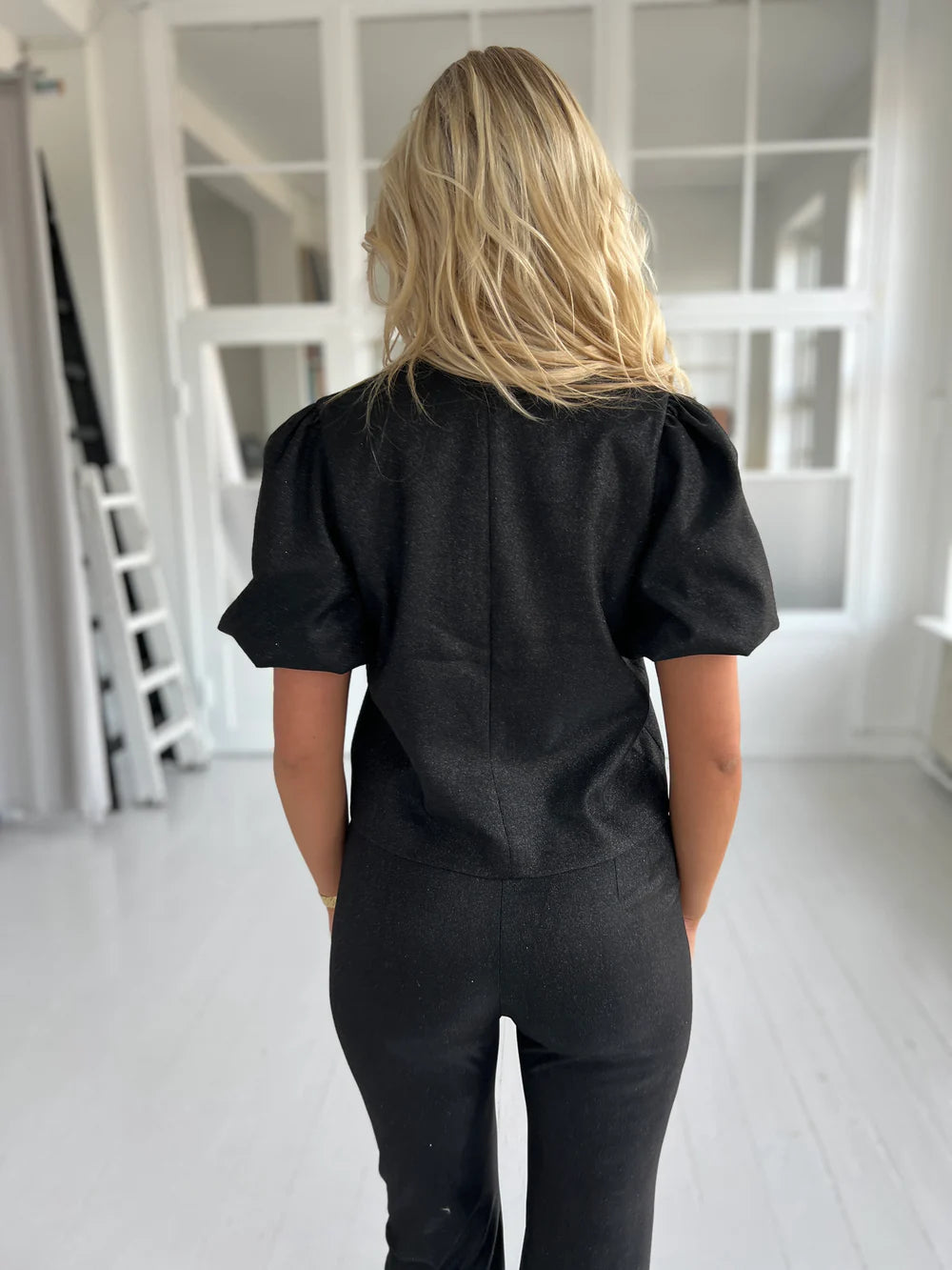 Ema Conjunto Brillante Vanguardista: La Elegancia que Ilumina Cada Ocasión