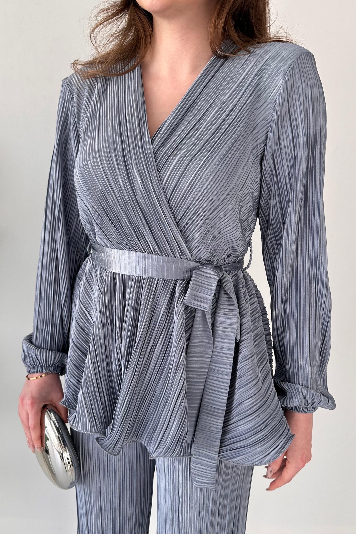 Traje Crinkle Acolchado: Textura Única y Look Urbano-Chic