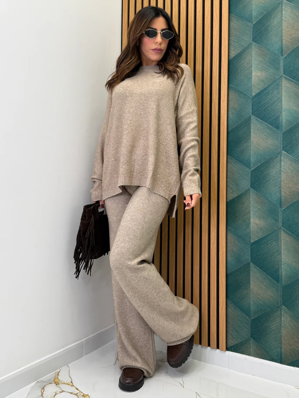 Conjunto Knit Luxe: Comodidad Sofisticada con Brillo Sutil
