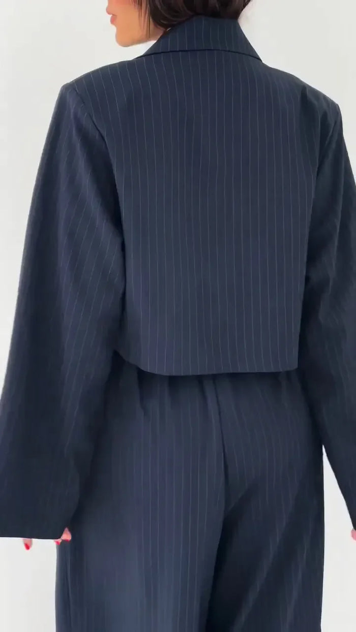 Mono Traje 'Black Elegance': Sofisticación de Dos Piezas, Silueta Impecable