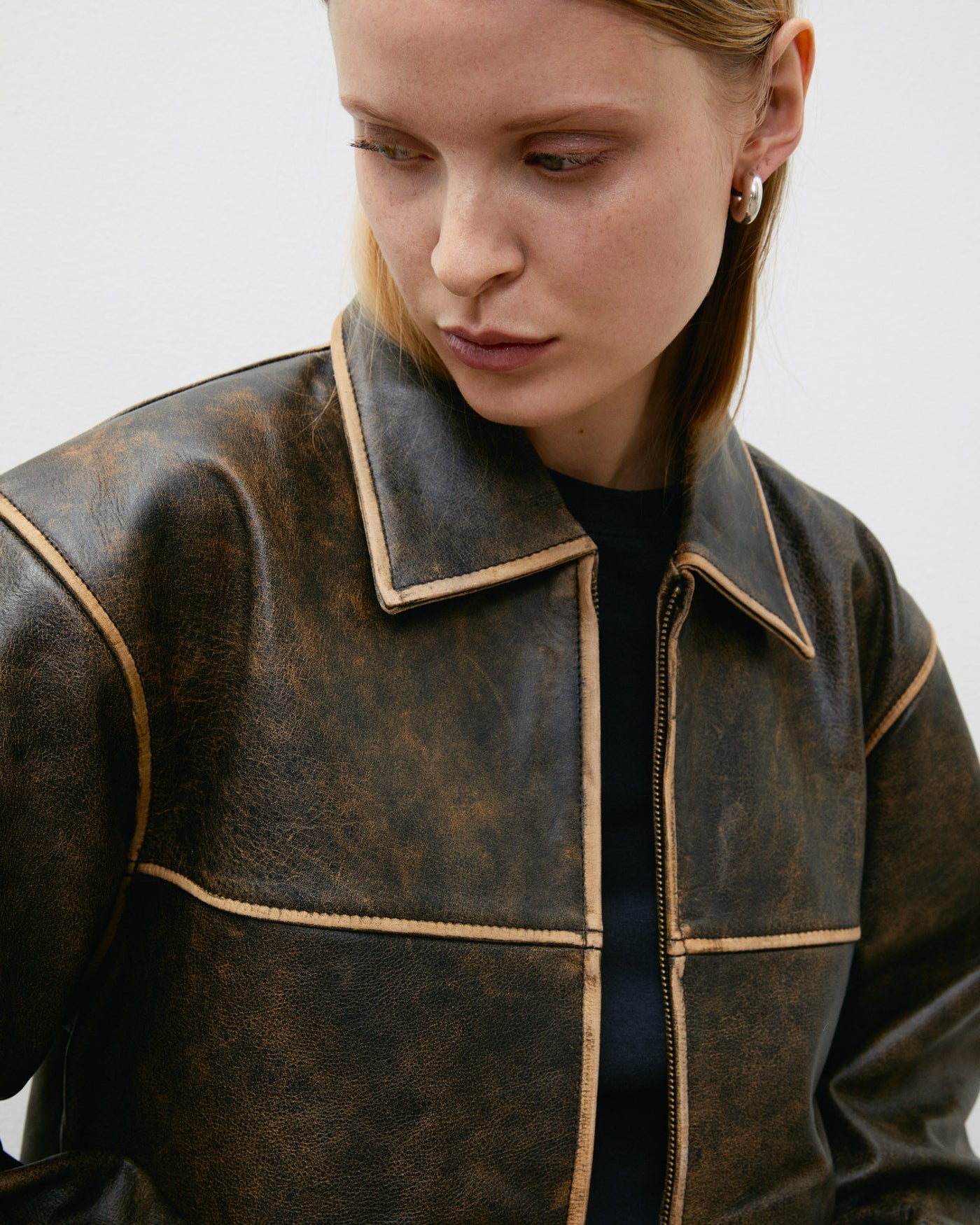 Comodidad Oversize: Diseño Boxy y Hombros Caídos para un Look Atemporal y Moderno.