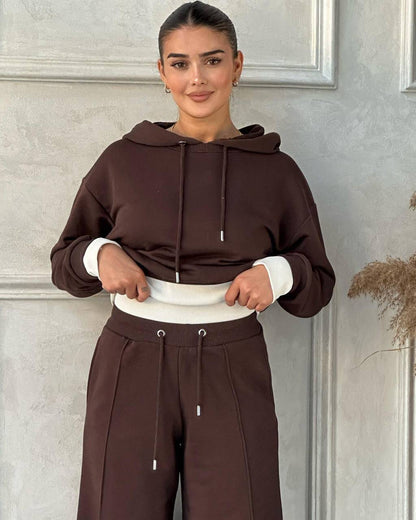 Chándal Deportivo: Estilo y Movimiento con Bandas Elásticas Blancas