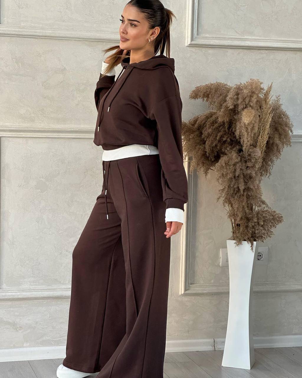 Chándal Deportivo: Estilo y Movimiento con Bandas Elásticas Blancas