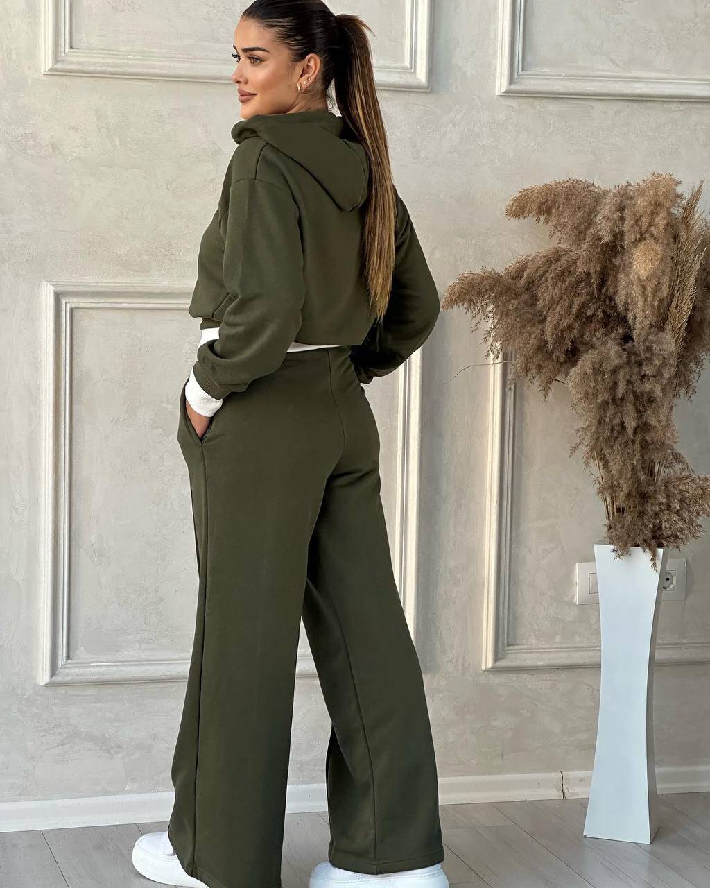 Chándal Deportivo: Estilo y Movimiento con Bandas Elásticas Blancas