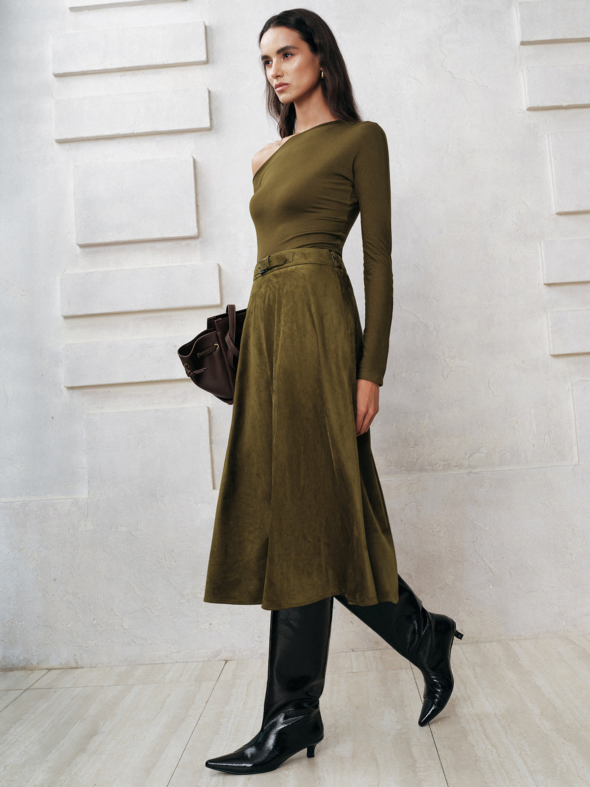 Falda Midi Efecto Ante: Elegancia Atemporal con una Silueta que Favorece