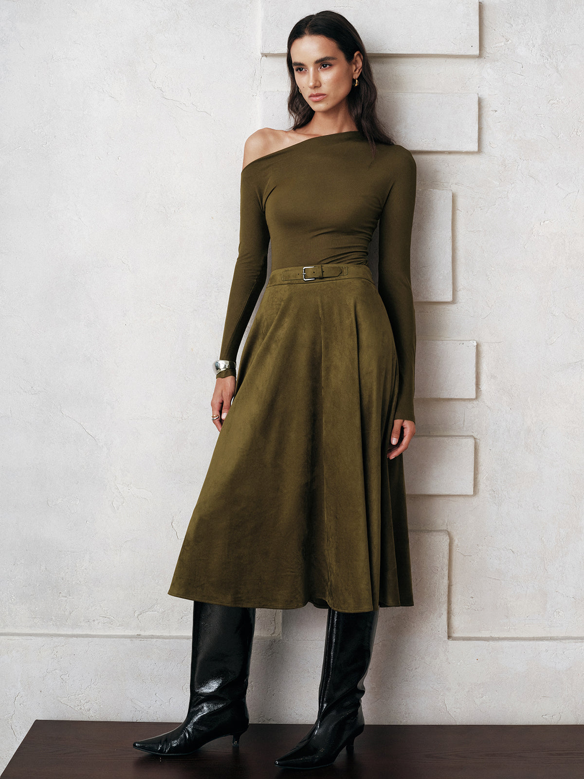 Falda Midi Efecto Ante: Elegancia Atemporal con una Silueta que Favorece