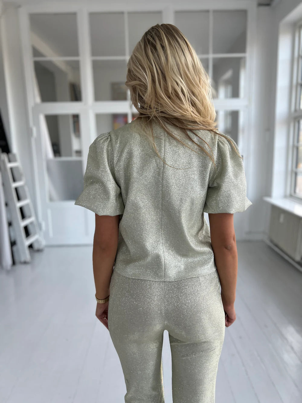 Ema Conjunto Brillante Vanguardista: La Elegancia que Ilumina Cada Ocasión