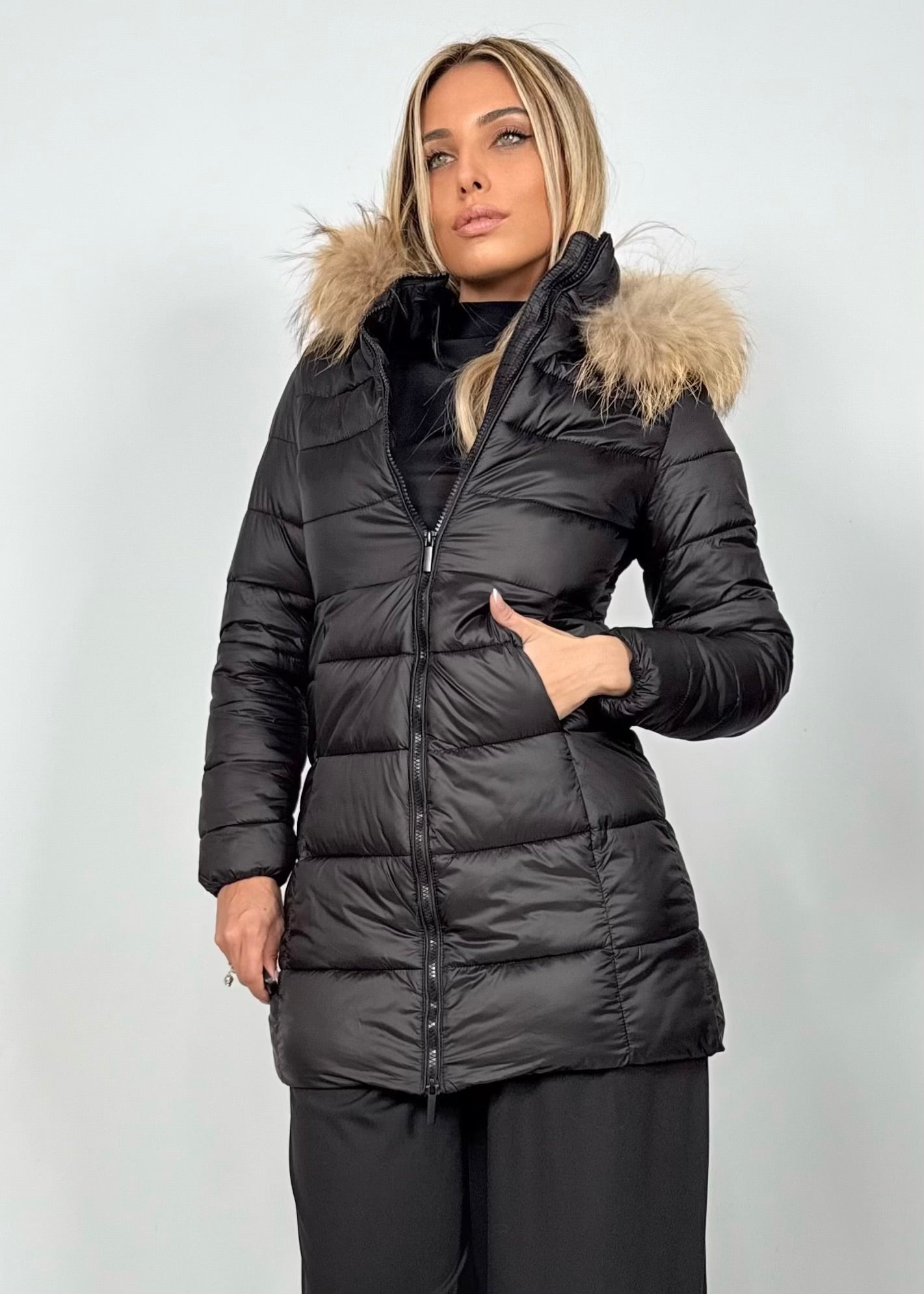 Chaqueta de Plumas con Capucha de Pelo: Elegancia y Máximo Abrigo