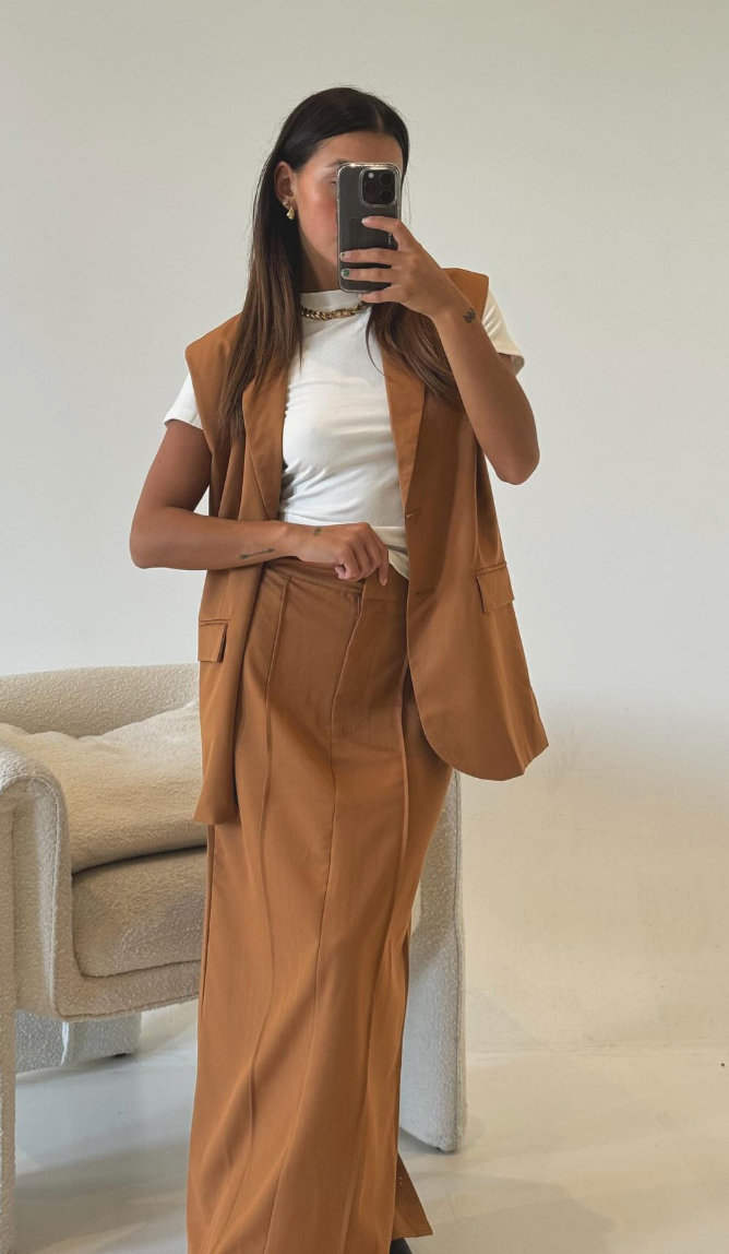 Silueta Larga y Calidez Chic: El Conjunto Tundra