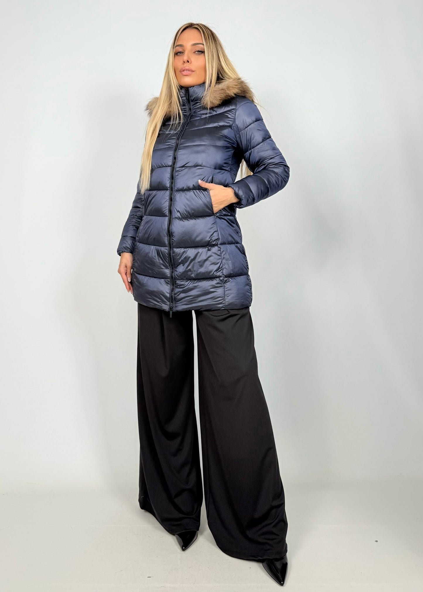 Chaqueta de Plumas con Capucha de Pelo: Elegancia y Máximo Abrigo