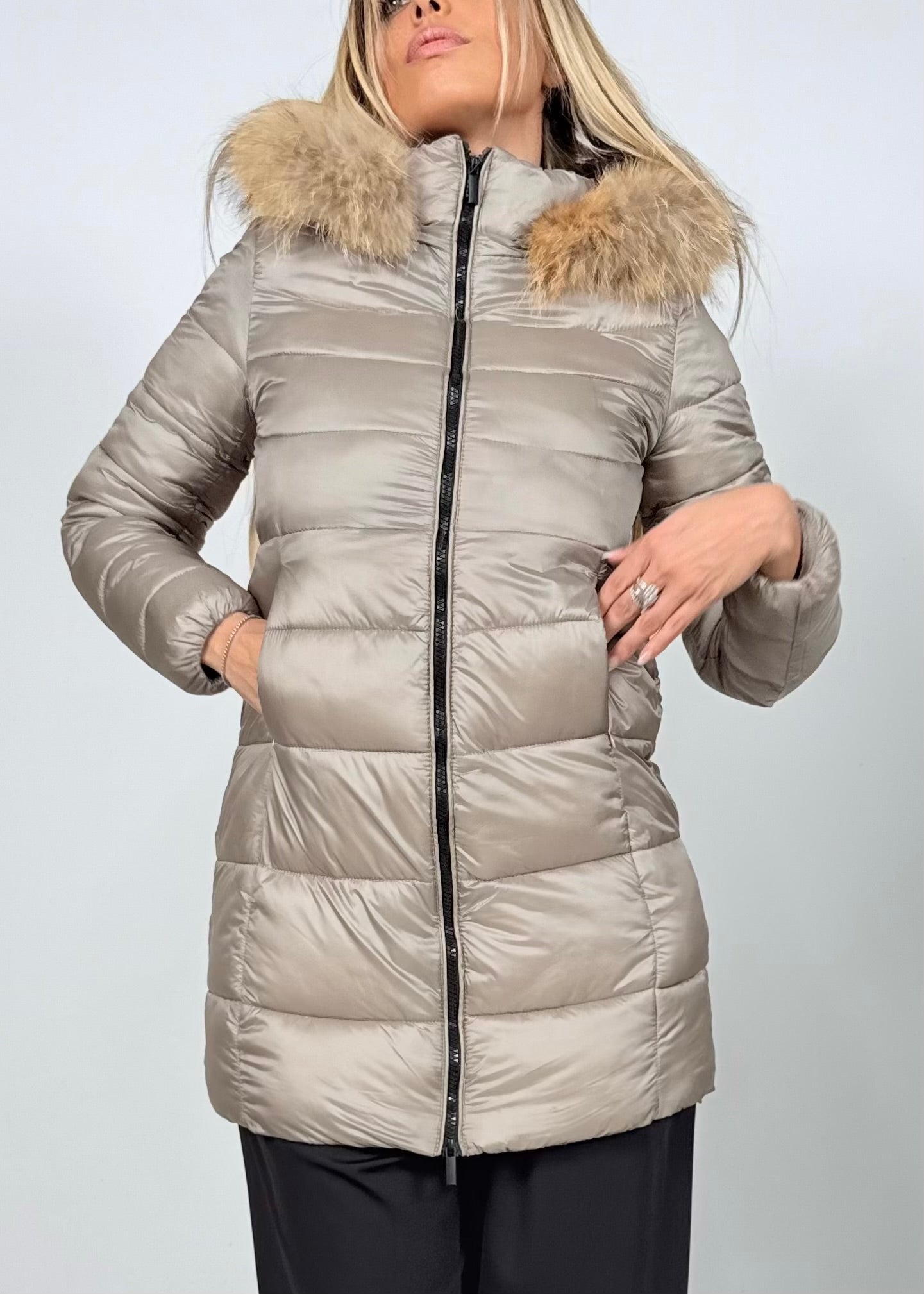 Chaqueta de Plumas con Capucha de Pelo: Elegancia y Máximo Abrigo