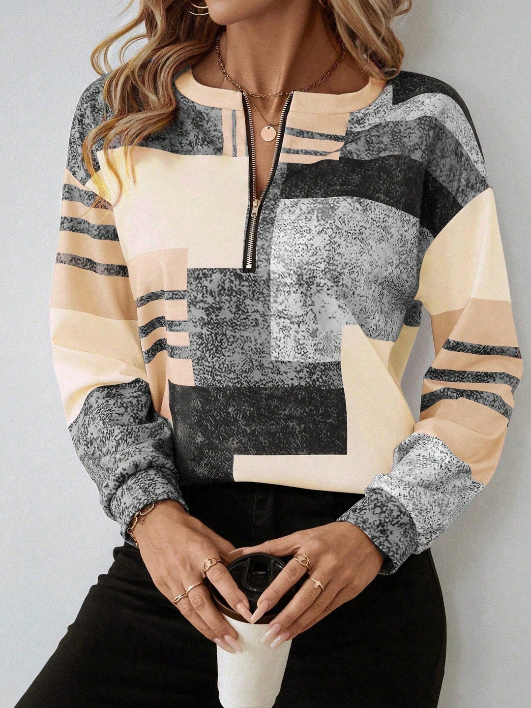 Top Mira Vintage Chic: El Encanto Retro se Encuentra con el Estilo Contemporáneo