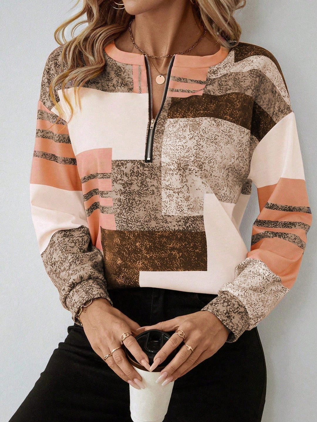 Top Mira Vintage Chic: El Encanto Retro se Encuentra con el Estilo Contemporáneo