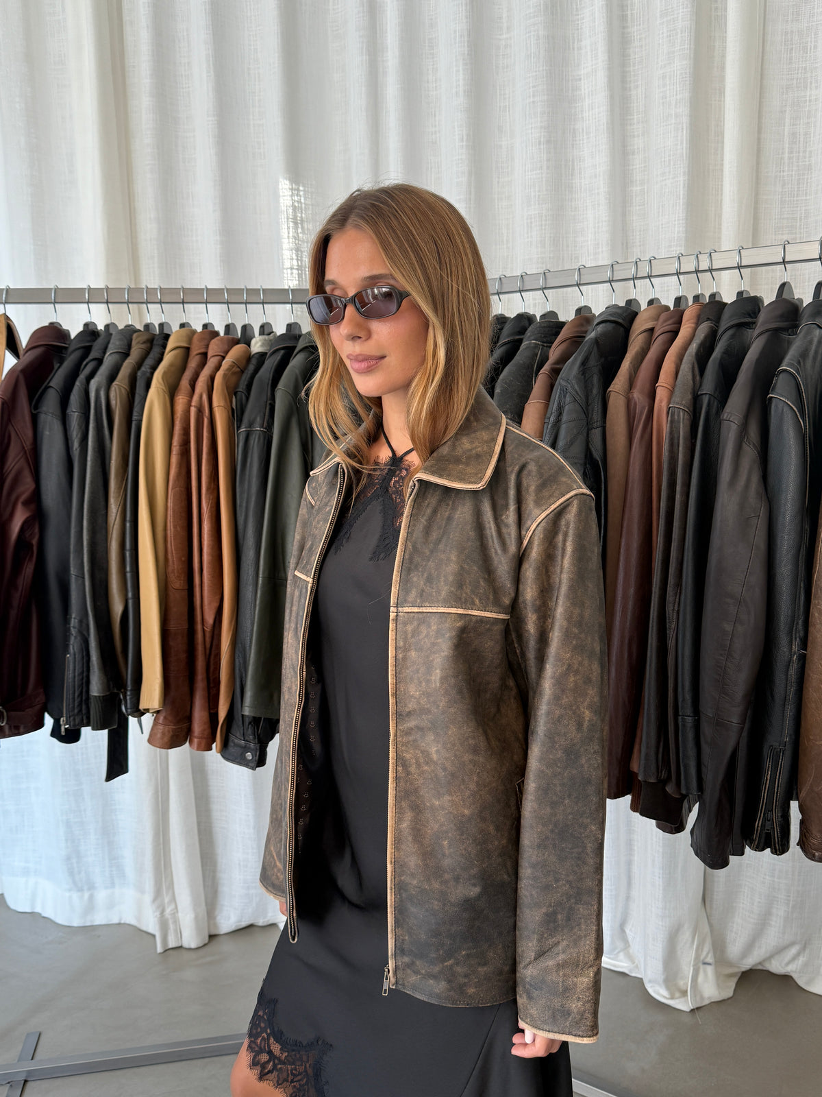 Comodidad Oversize: Diseño Boxy y Hombros Caídos para un Look Atemporal y Moderno.