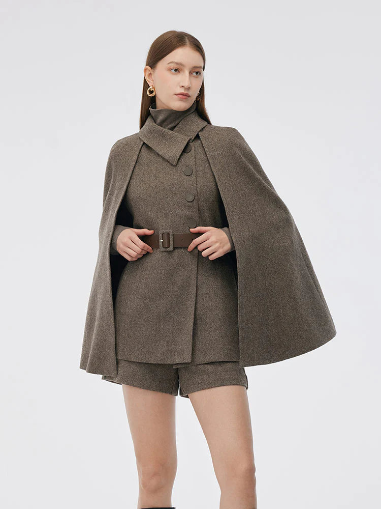 Capa Structured Luxe: Sofisticación Atemporal con Toque Vanguardista