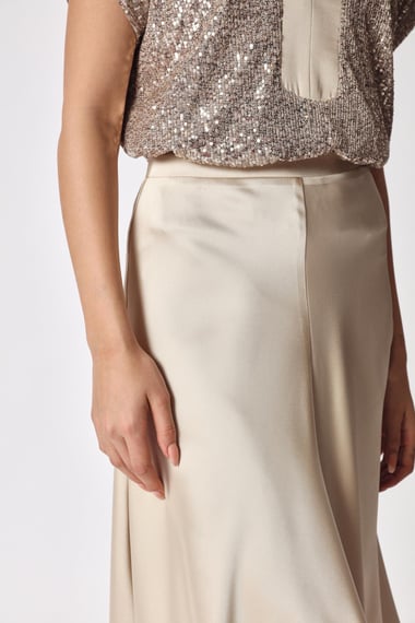 Conjunto Blusa y Falda Champagne: ¡Brillo y Confort para Cada Ocasión!