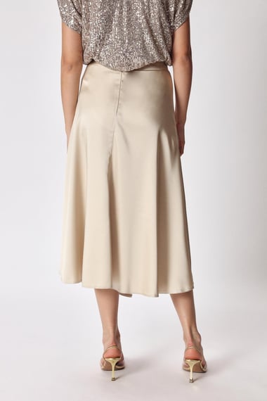 Conjunto Blusa y Falda Champagne: ¡Brillo y Confort para Cada Ocasión!