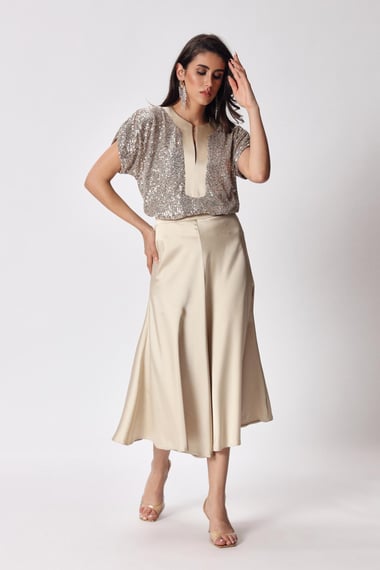 Conjunto Blusa y Falda Champagne: ¡Brillo y Confort para Cada Ocasión!