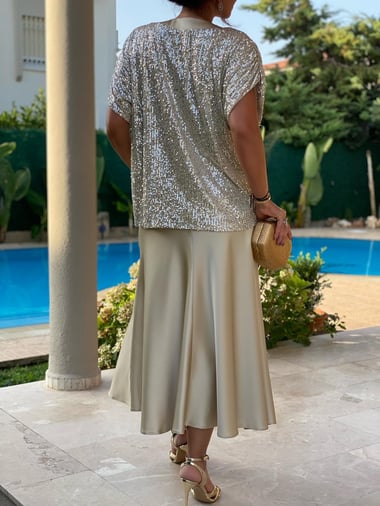 Conjunto Blusa y Falda Champagne: ¡Brillo y Confort para Cada Ocasión!