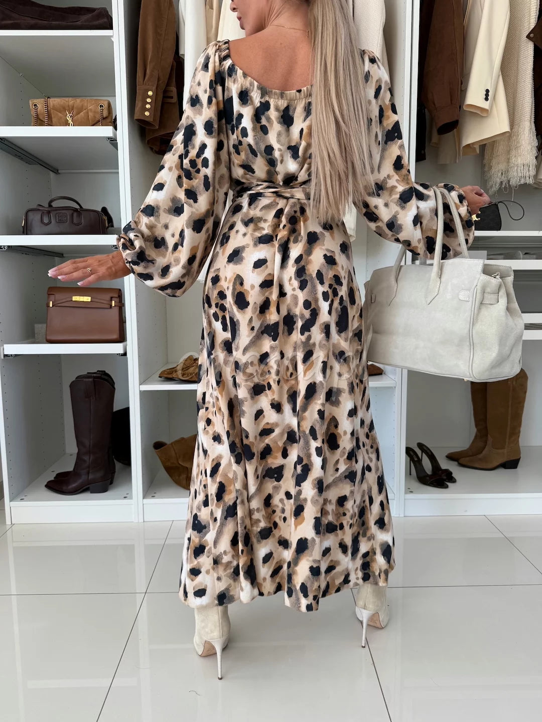 Vestido 'Siren V': Estampado Vibrante, Escote en V y Seducción Sin Esfuerzo
