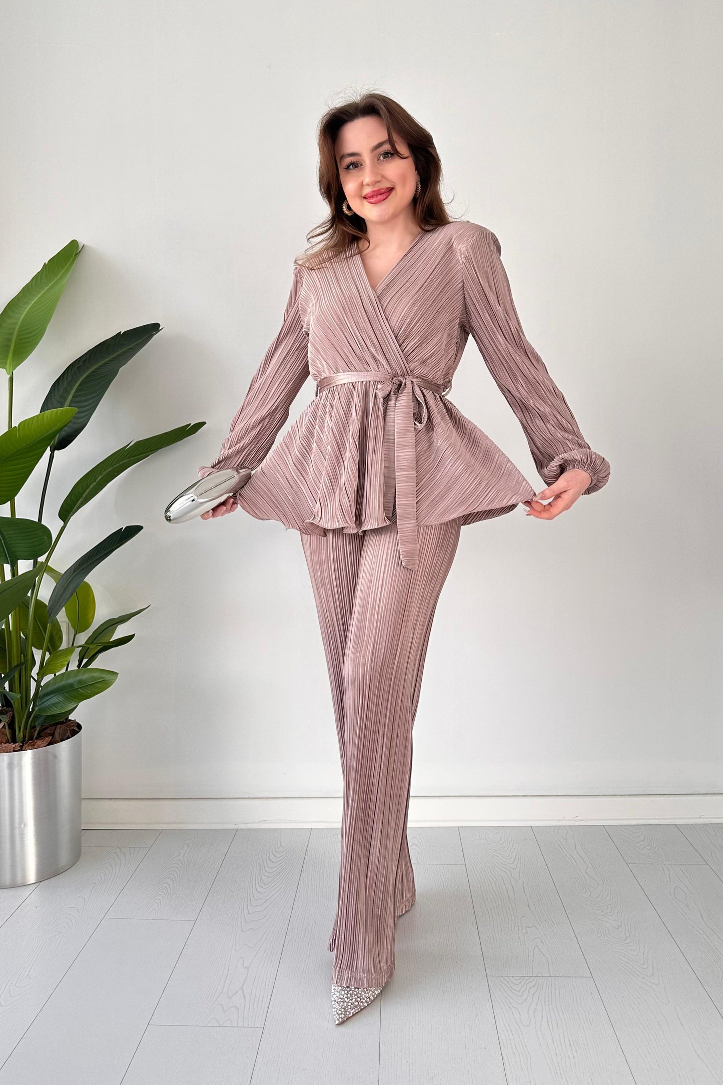 Traje Crinkle Acolchado: Textura Única y Look Urbano-Chic