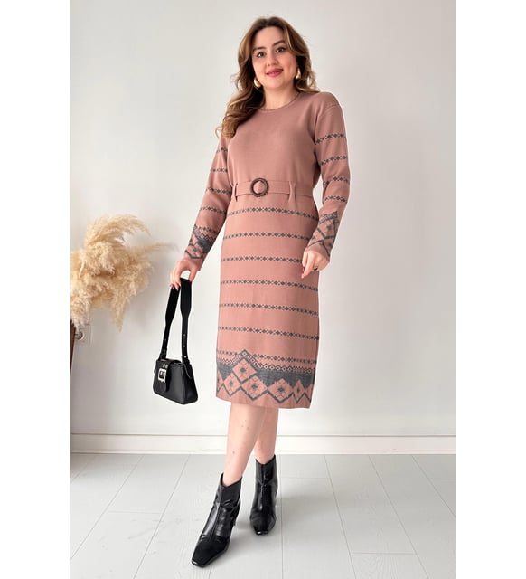 Vestido de Punto Fino: Elegancia Tejida y Calidez Sofisticada