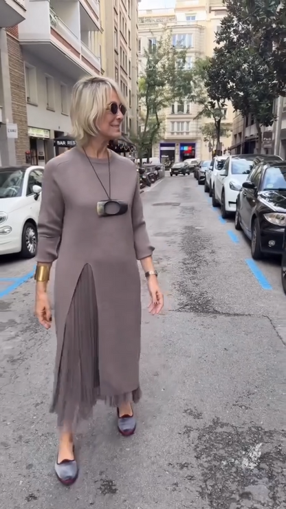 Vestido Aura Minimal: Elegancia Serena con Movimiento Sutil