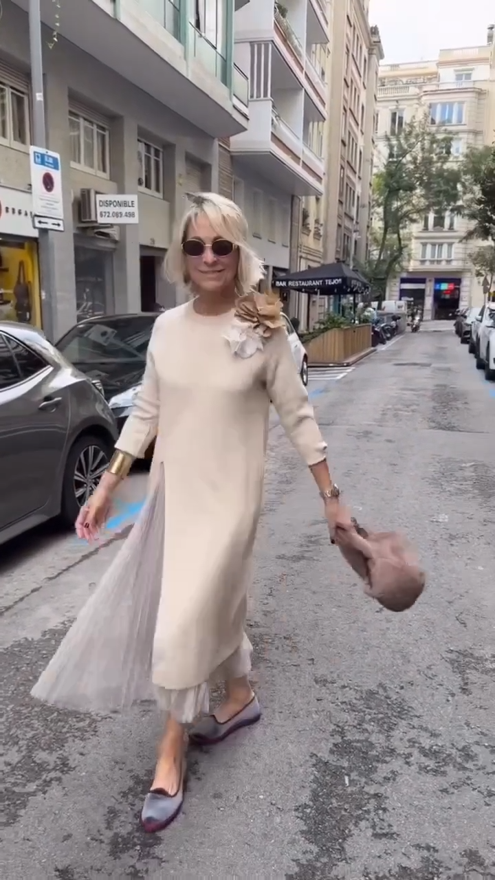 Vestido Aura Minimal: Elegancia Serena con Movimiento Sutil