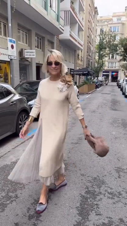 Vestido Aura Minimal: Elegancia Serena con Movimiento Sutil