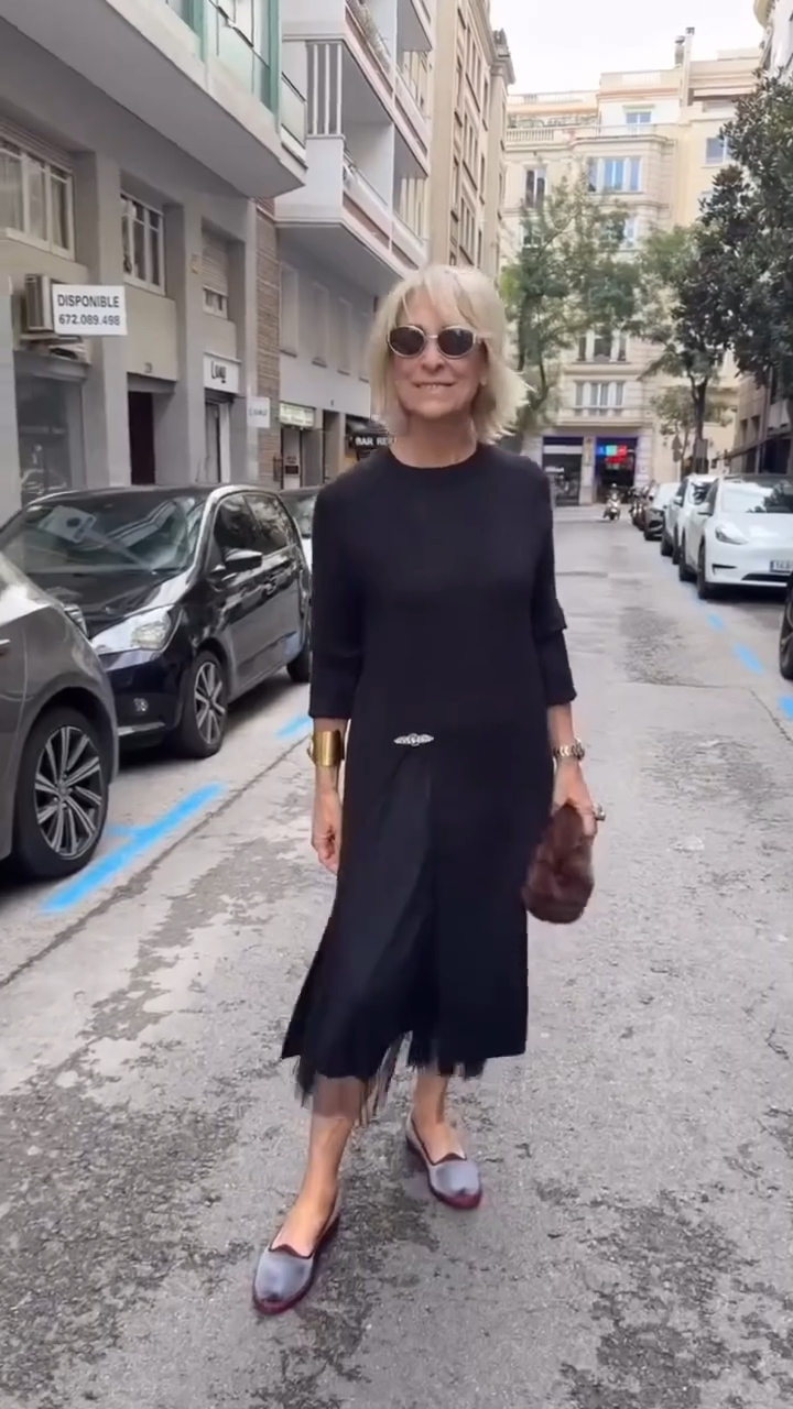 Vestido Aura Minimal: Elegancia Serena con Movimiento Sutil