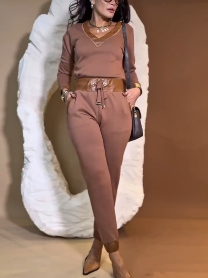 Conjunto Elegance V-Cuero: Estilo y Comodidad con Toque Sofisticado